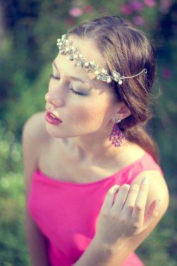 Gümüş diadem ararken giyen kadın