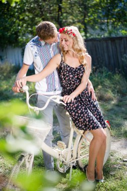 Bisiklet üzerinde oturan ve birbirine bakarak genç Çift