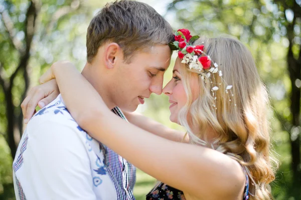 Jeune couple embrassant dans le verger d'automne — Photo