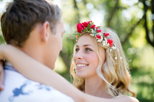 Young couple hugging in autumn orchard — Stock Photo, Image