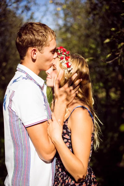 Happy couple kissing in autumn orchard — Stock Photo, Image