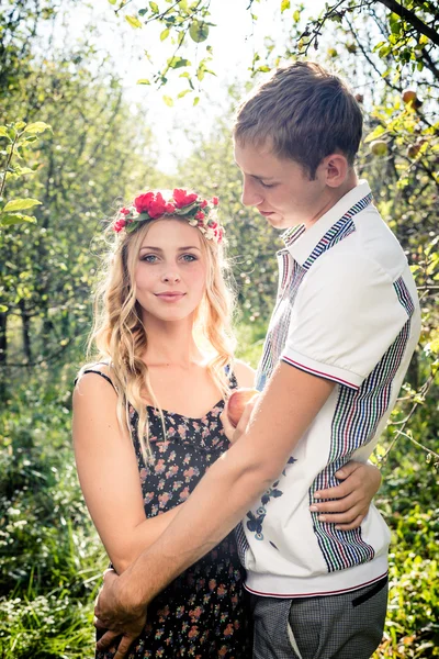 Jovem casal abraçando no pomar de outono — Fotografia de Stock