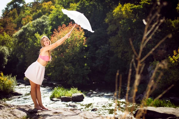 Mulher segurando guarda-chuva de renda branco ao ar livre — Fotografia de Stock