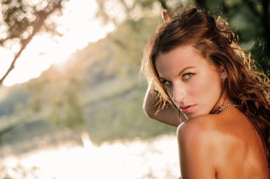 Yaz güzellik: seksi genç oldukça eğleniyor Bayan bikini su kopya alan arka plan üzerinde poz