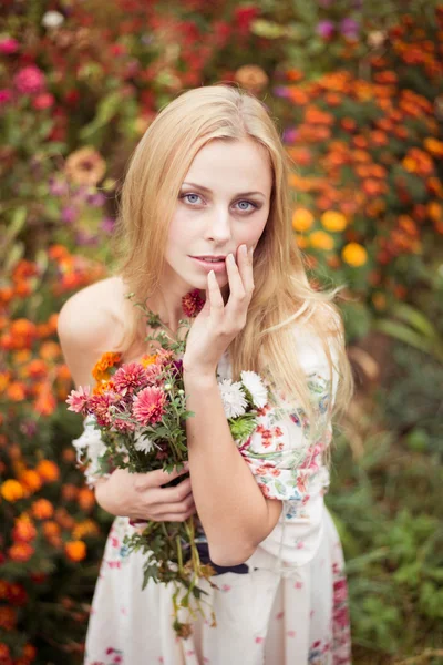 Joven hermosa ninfa sensual mujer rubia entre las flores de otoño retrato —  Fotos de Stock