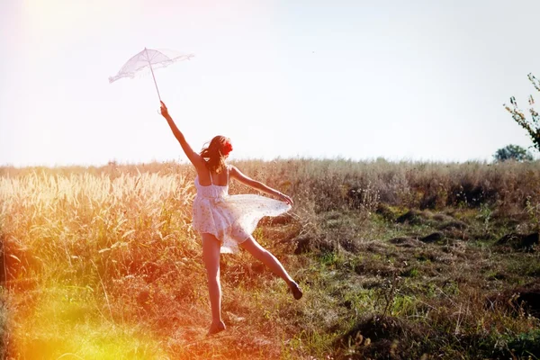 Senhora segurando guarda-sol — Fotografia de Stock