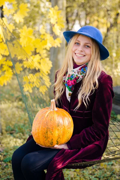 Giovane donna che tiene la zucca — Foto Stock