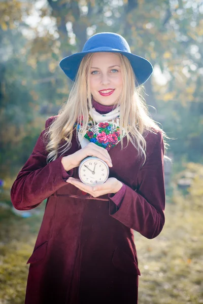 Chica con reloj retro — Foto de Stock