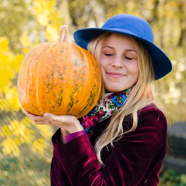 Giovane donna con zucca — Foto Stock