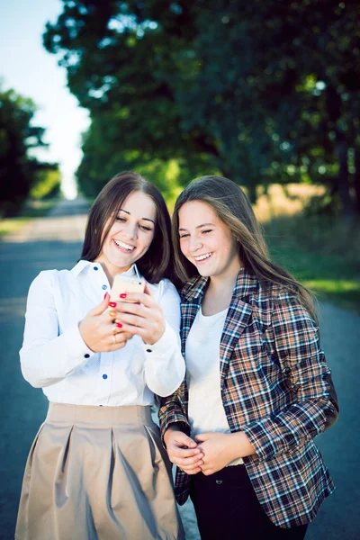 2 happy pretty sisters — Stock Photo, Image