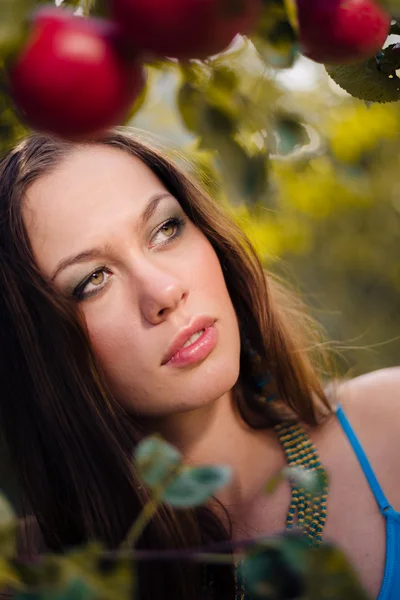 Primo piano ritratto di giovane sexy bella donna a melo su verde all'aperto copiare spazio sfondo — Foto Stock