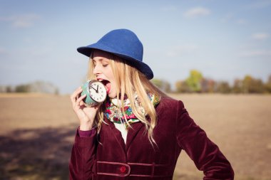 Retro çalar saat ile kız