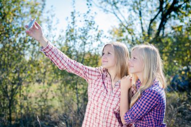 Selfie çeken kızlar.