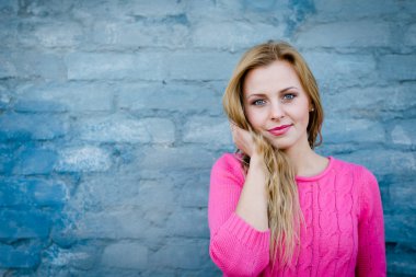 Genç sarışın kadın.