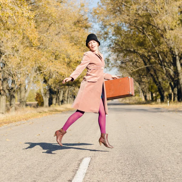 Señora cruce de carretera — Foto de Stock