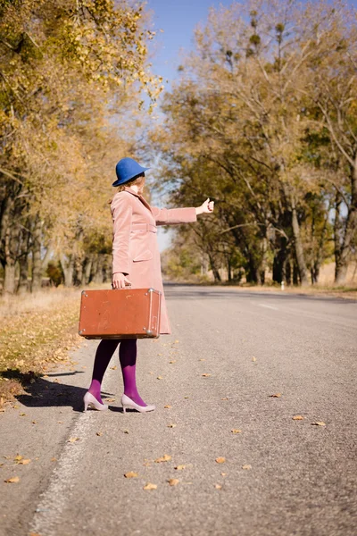 ヒッチハイク レトロな帽子の女性 — ストック写真