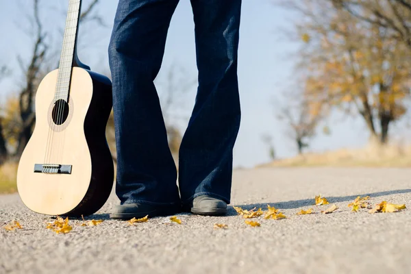 Homem com guitarra — Fotografia de Stock