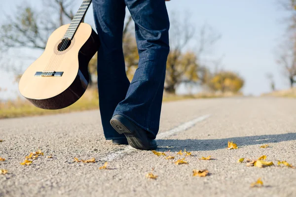 Gitar ile yürüyen adam — Stok fotoğraf