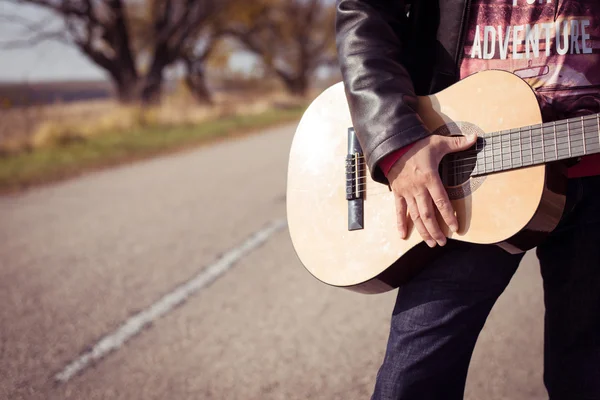 Mão masculina em cordas de guitarra — Fotografia de Stock