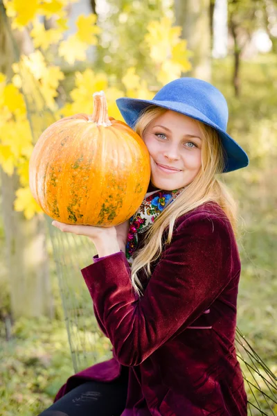 Mädchen mit Kürbis — Stockfoto