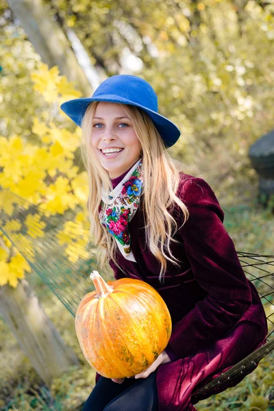 Fille avec citrouille — Photo