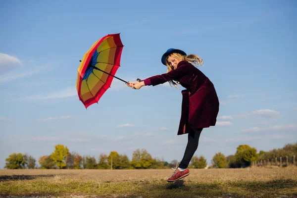 Frau mit buntem Regenschirm — Stockfoto