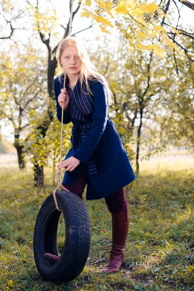 Woman on tire swing — Stock Photo, Image