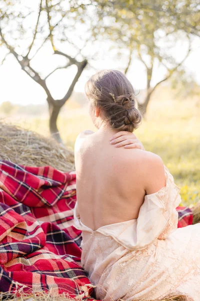 Mujer sentada sobre heno —  Fotos de Stock