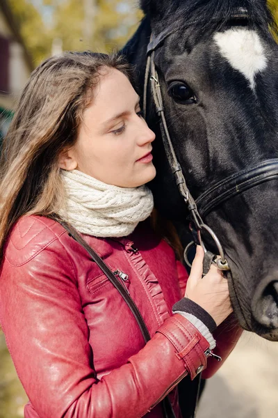 Woman embracing horse — Stock Photo, Image