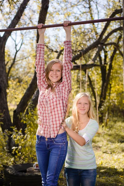 Meisjes met plezier in park — Stockfoto