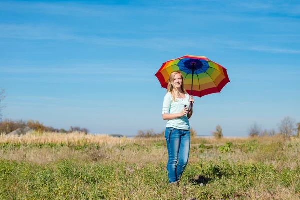 Meisje met kleurrijke paraplu — Stockfoto