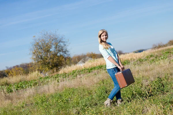 Teenage girl with retro suitcase — Stock Photo, Image