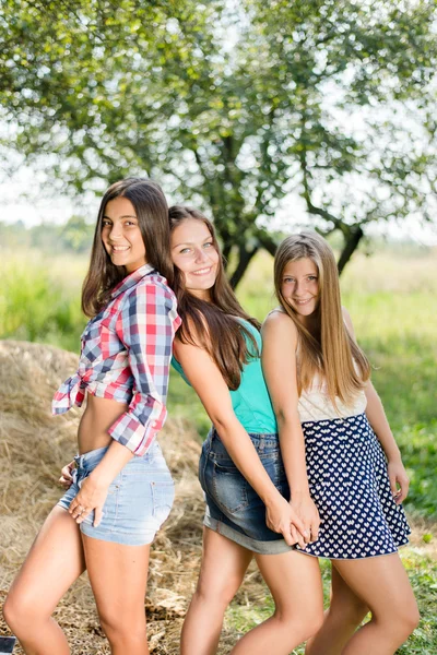 3 meninas bonitas se divertindo — Fotografia de Stock