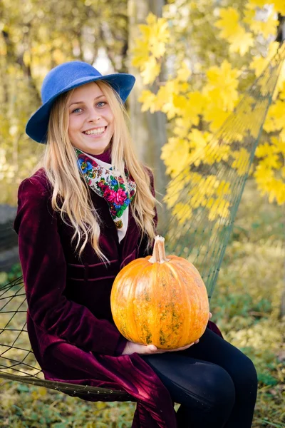 Chica sosteniendo la calabaza — Foto de Stock