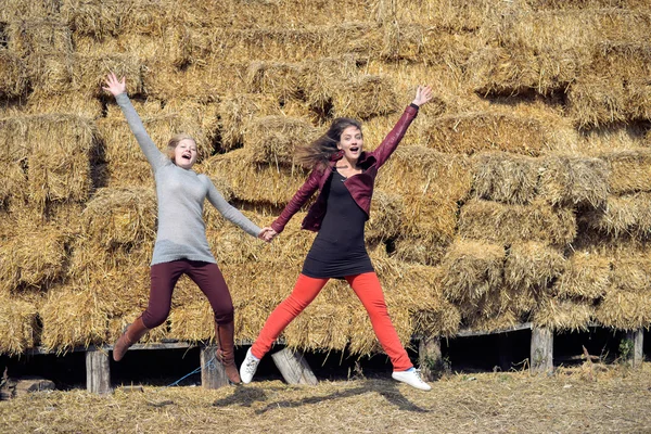 Dois amigos saltando — Fotografia de Stock