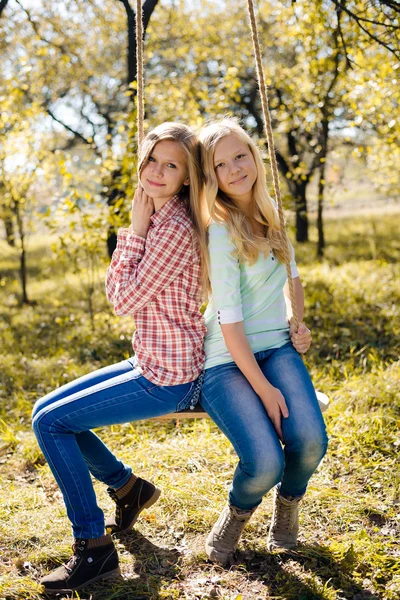 Dvě šťastné mladé dívky — Stock fotografie