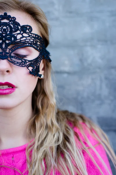 Lady in lace mask — Stock Photo, Image