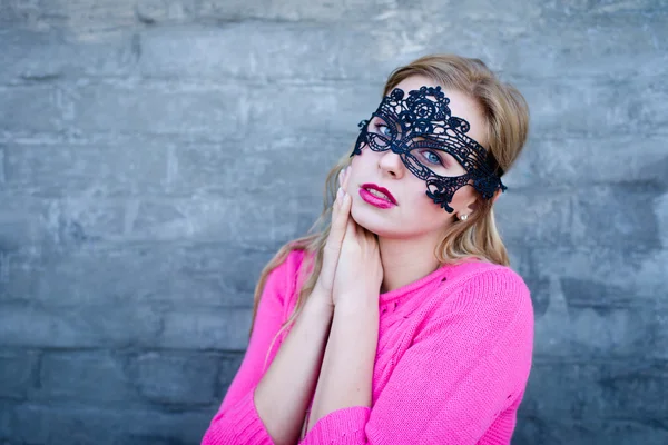 Vrouw in zwarte kant masker — Stockfoto