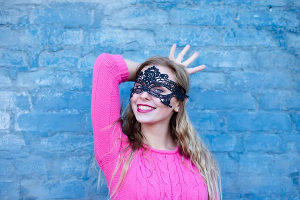 Vrouw in zwarte kant masker — Stockfoto