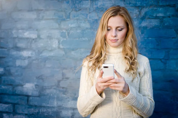 Frau schreibt SMS per Handy — Stockfoto