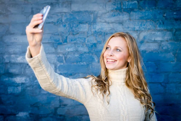 Dame macht Selfie — Stockfoto