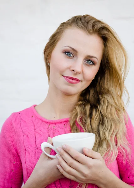Женщина пьет горячий чай — стоковое фото