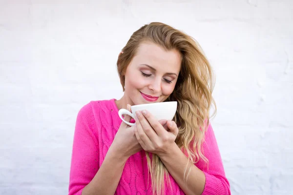 Woman drinking hot tea — Stock Photo, Image