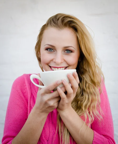 Kvinnan dricker kaffe — Stockfoto