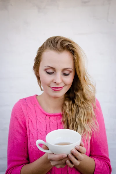 Woman drinking hot tea — Stock Photo, Image