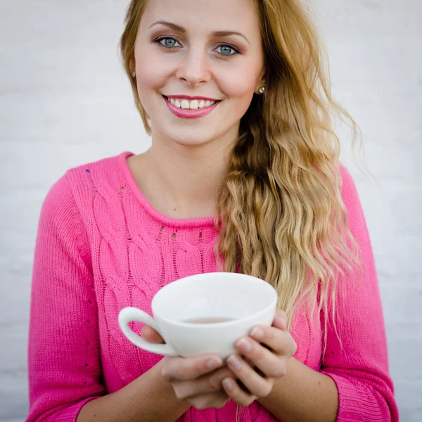 Woman drinking coffee — Stock Photo, Image