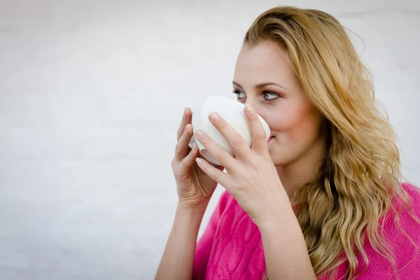 Woman drinking tea — Stock Photo, Image