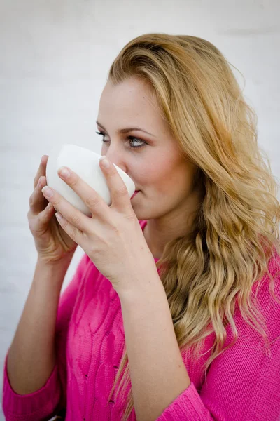 Woman drinking hot tea — Stock Photo, Image