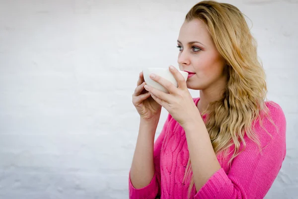 Woman drinking coffee — Stock Photo, Image