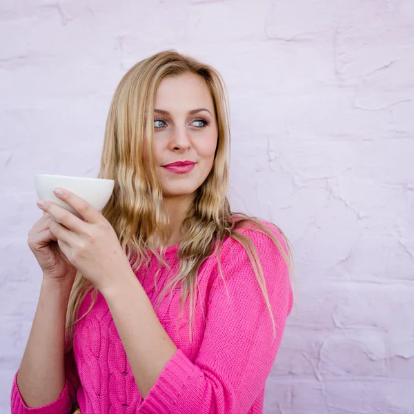 Femme avec tasse — Photo